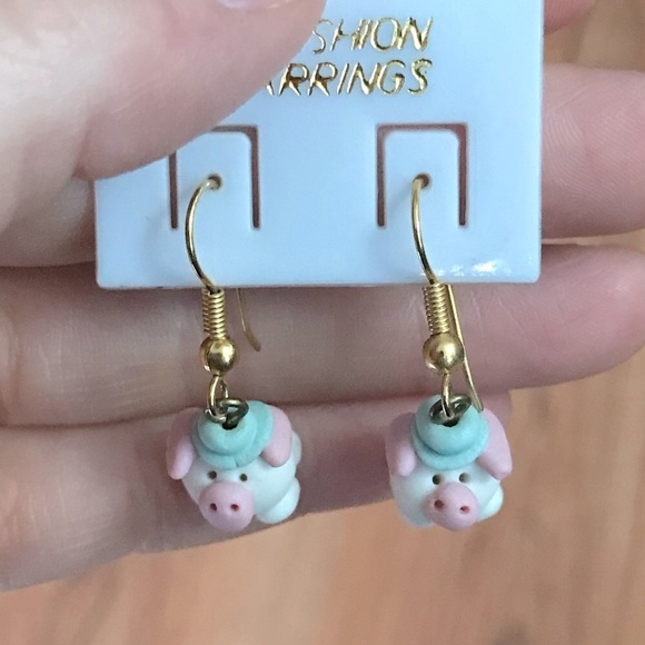 Adorable piggy’s wearing hats earrings - Picture 1 of 3
